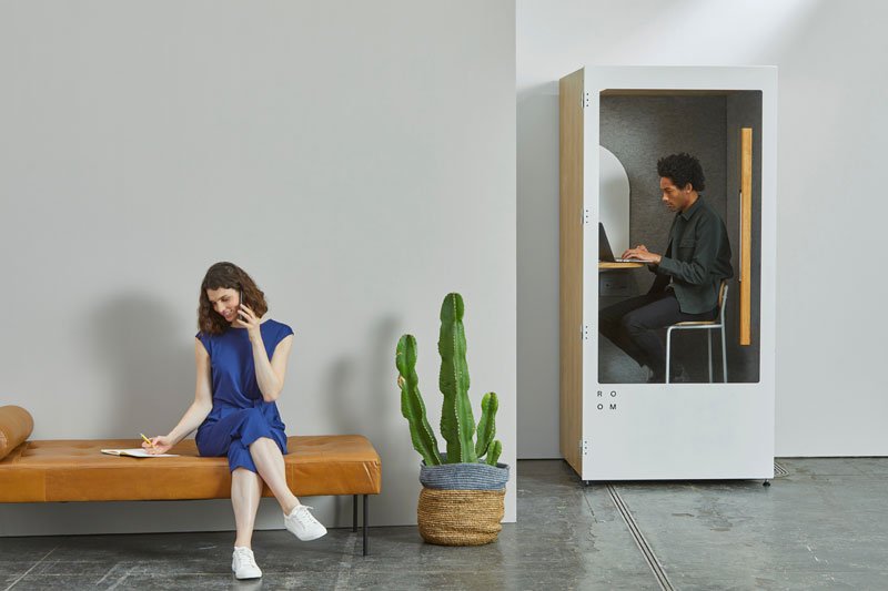 Mockup box with paints Portfolio 06